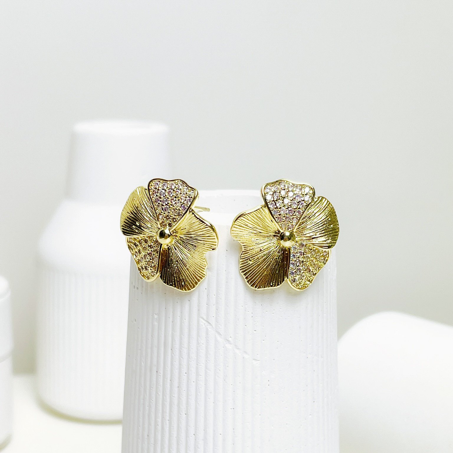 Brinco Floral Cravejado