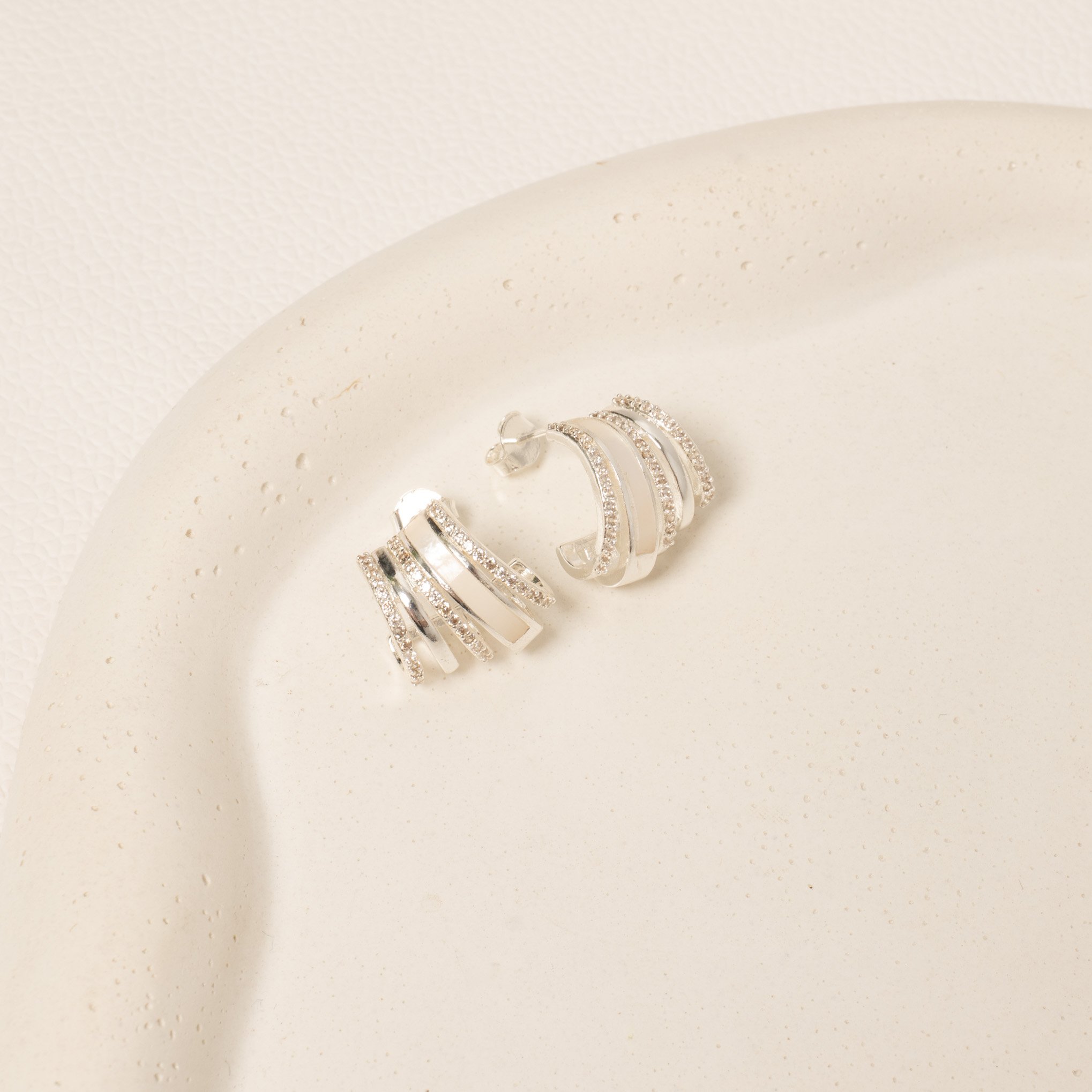 Brinco Earhook Cravejado Com Um Pedra Fina Ao Centro